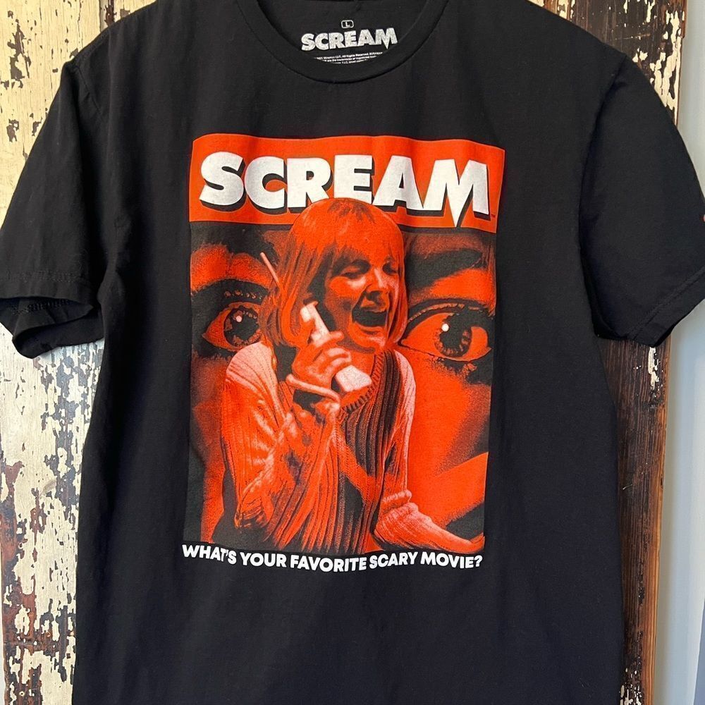 Scream Drew Barrymore movie graphic. Size Large unisex T-shirt.